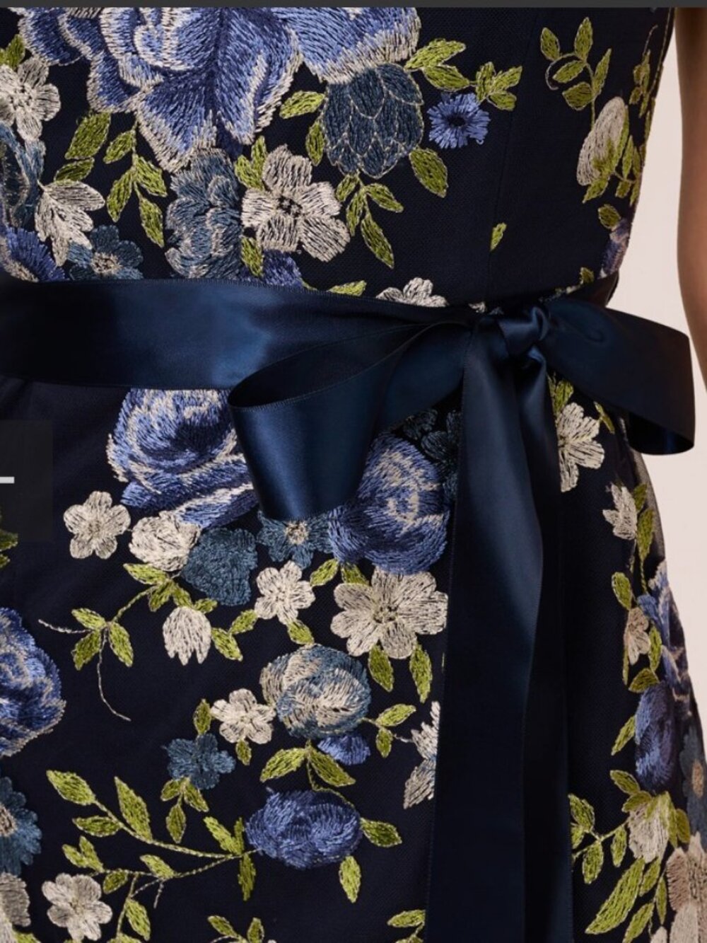 NWT Adrianna Papell Embroidered Floral Cap Sleeve Column Gown in Navy. Size 6 - Picture 3 of 16